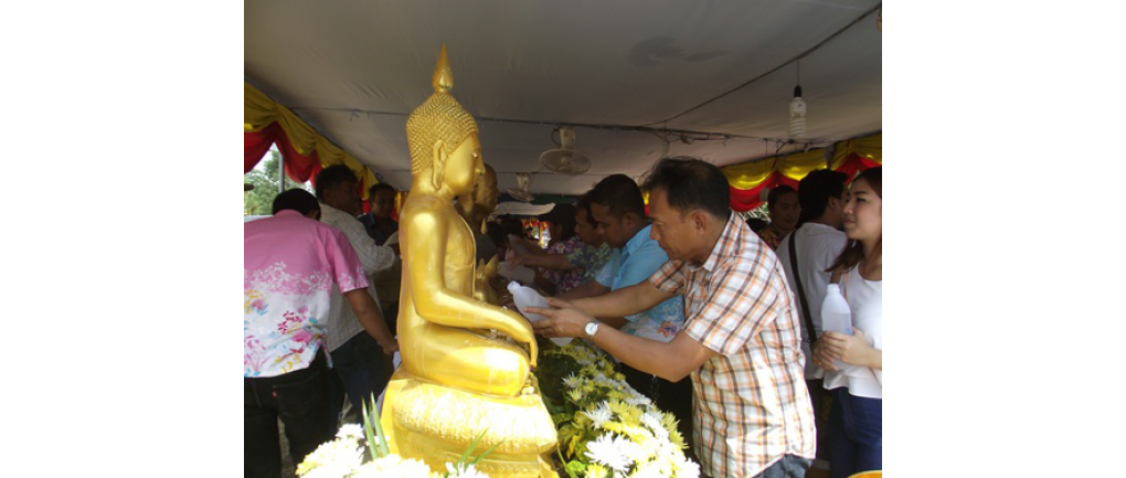 รดน้ำผู้สูงอายุ สรงน้ำพระขอพรผู้สูงอายุ ปี2558